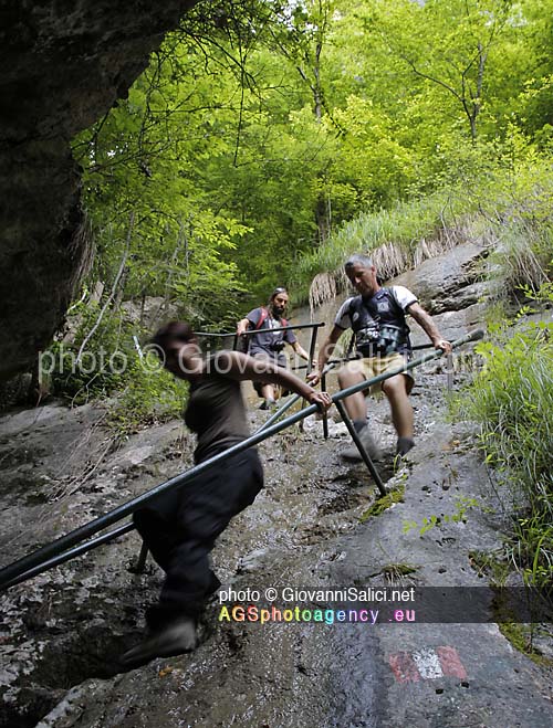 Shinrin Yoku in Val Senagra, escursionisti scendono dal Sass Cörbee sul torrente Senagra, nel Parco Val Sanagra PLIS a Loveno di Menaggio, Como, Italia,    
18 june 2012