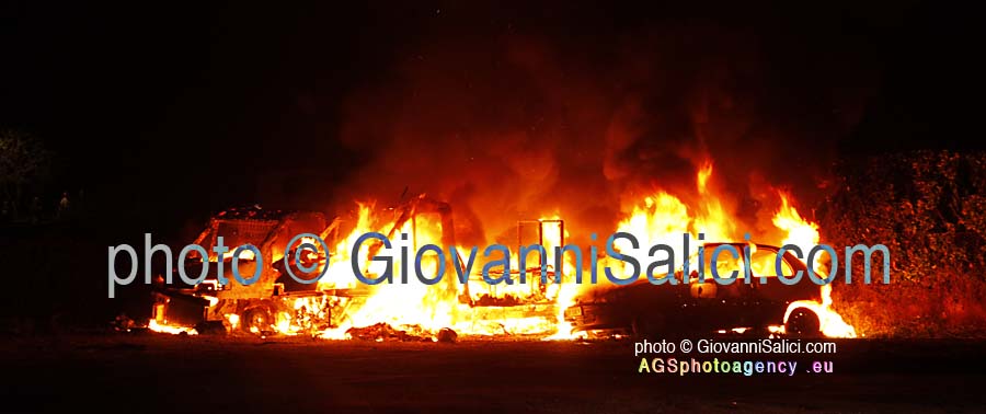 incendio nella notte a Lenno in un parcheggio vanno in fiamme due camper ed una vettura photo © Giovanni Salici