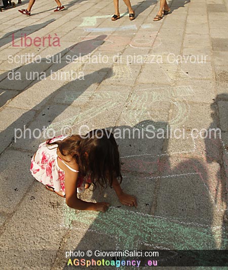 Como contro la dittatura sanitaria, bimba scrive libertà sul selciato photo © Giovanni Salici