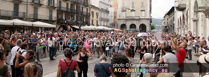Como contro la dittatura sanitaria, panoramica della folla manifestanti photo © Giovanni Salici