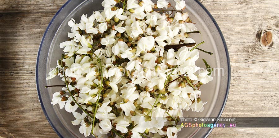 Cucina Selvatica: frittelle di fiori d'acacia, infiorescenze raccolte e lavate