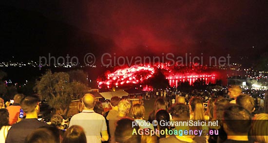 l'incendio dell'Isola durante i Fuochi di San Giovanni a ossuccio Lago di Como