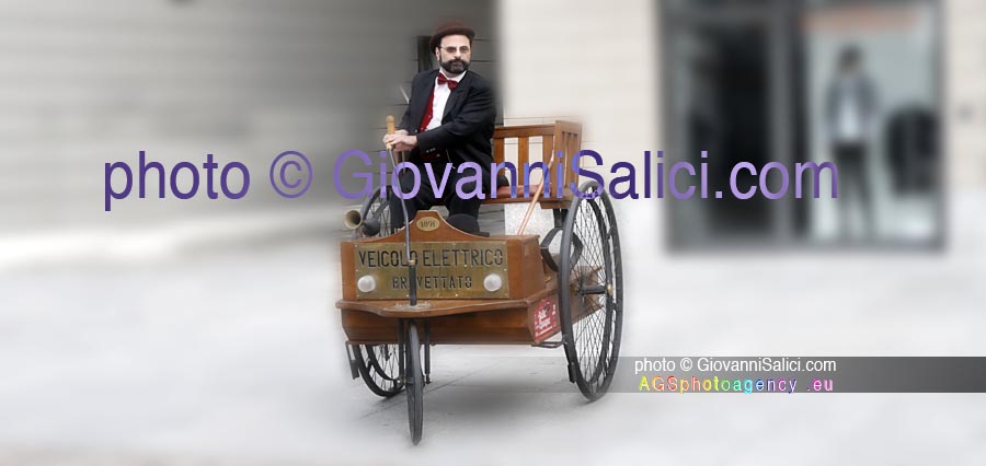 Auto elettrica tutta italiana, brevettata nel 1821 con a bordo un figurante per il Conte Carli photo © Giovanni Salici