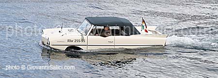 Auto nel Lago a Menaggio, una Anphicar con motore Triumph Herald, un mezzo degli anni '60 naviga sul Lago di Como