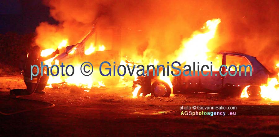 incendio nella notte a Lenno in un parcheggio vanno in fiamme due camper ed una vettura photo © Giovanni Salici