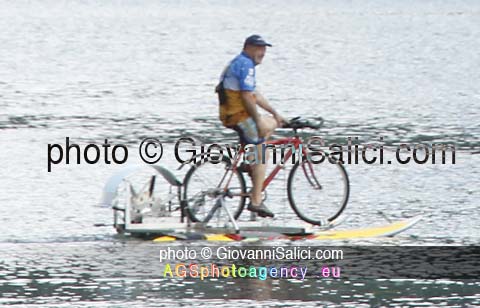 una bici d'acqua nel lago del Piano solca le acque nella Riserva Naturale Lago di Piano photo © Giovanni Salici