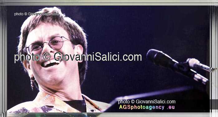ultimo concerto per Elton John, in questa foto a Milano nel 1993, primo piano sorridente mentre suona il pianoforte photo © Giovanni Salici