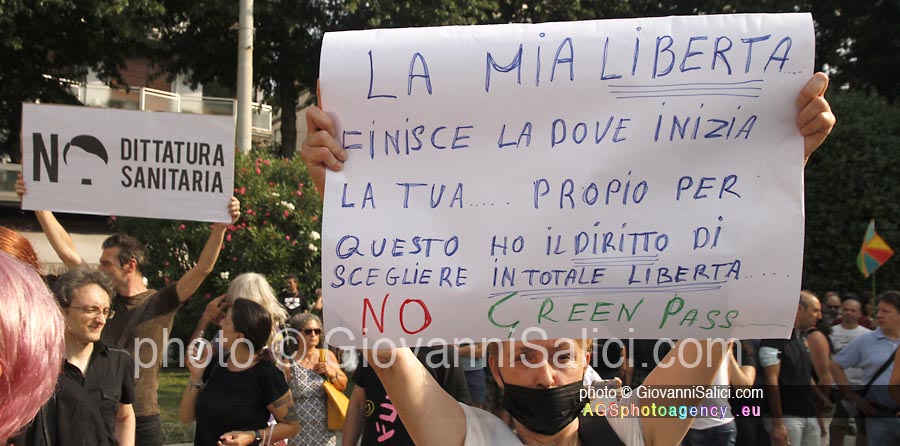 Como contro la dittatura sanitaria, cartelli dei manifestanti photo © Giovanni Salici