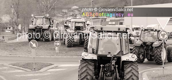 A bordo dei trattori in protesta in Valtellina
