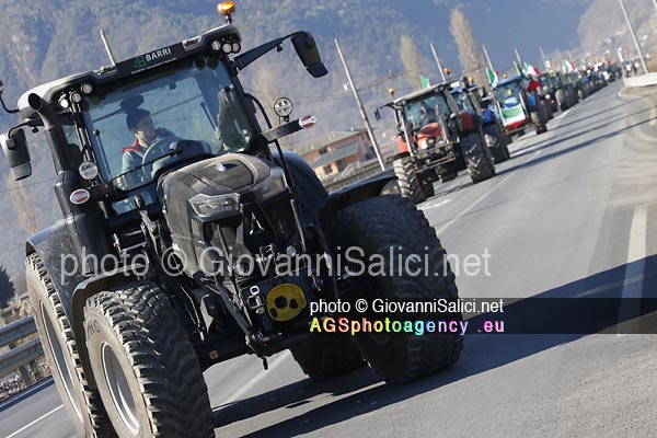 A bordo dei trattori in protesta in Valtellina