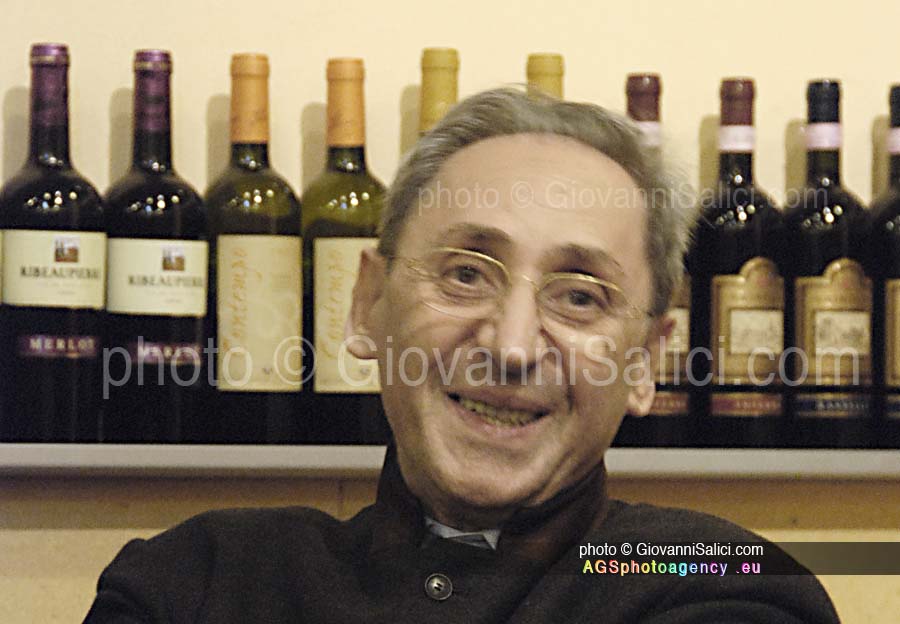 Franco Battiato è morto,in questa immagine durante un amichevole incontro a Milano il 29 novembre 2007 photo © Giovanni Salici